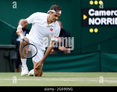 (210704) -- LONDRES, le 4 juillet 2021 (Xinhua) -- Roger Federer de Suisse glisse pendant le troisième tour de la coupe masculine contre Cameron Norrie de Grande-Bretagne au championnat de tennis de Wimbledon à Londres, en Grande-Bretagne, le 3 juillet 2021. (Xinhua/Han Yan) Banque D'Images