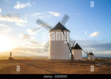 Anciens moulins à vent légendaires à Alcazar de San Juan, la Mancha, Espagne Banque D'Images