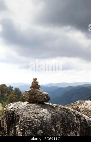 Cairn ou marqueur de pierre dans le sentier de montagne Banque D'Images