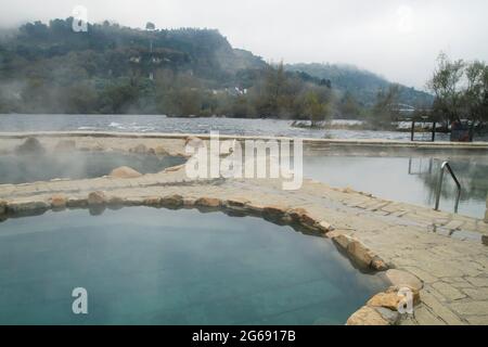 Sources chaudes Muino da Veiga, piscines dans le lit de rivière Minho à Ourense, Espagne Banque D'Images