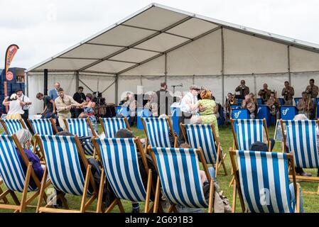 Sound Force Big Band jouant le style des années 1940 comme les couples dansent le long, Wallop Wings and Wheels, Middle Wallop, Hampshire, Royaume-Uni Banque D'Images