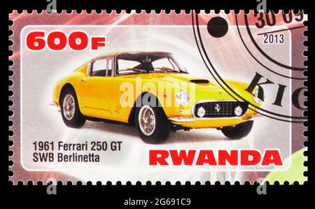 MOSCOU, RUSSIE - 28 MARS 2020: Timbre-poste imprimé au Rwanda montre Ferrari 250 GT SWB Berlinetta, série Ferrari, vers 2013 Banque D'Images