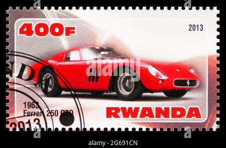 MOSCOU, RUSSIE - 28 MARS 2020: Timbre-poste imprimé au Rwanda montre Ferrari 250 GTO, série Ferrari, vers 2013 Banque D'Images