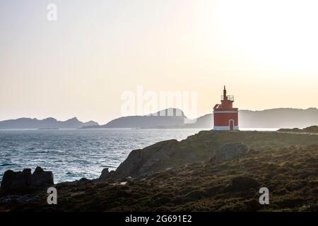 Vieux phare rouge à Punta Robaleira et Islas Cies de Cabo Home, Rias Baixas, Galice, Espagne Banque D'Images