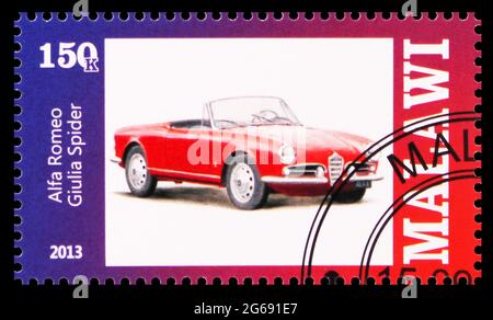 MOSCOU, RUSSIE - 28 MARS 2020: Timbre-poste imprimé au Malawi montre Alfa Romeo Giulia Spider, série de voitures classiques, vers 2013 Banque D'Images