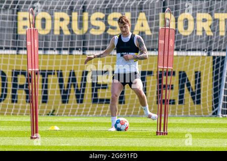 Dortmund, Allemagne. 04e juillet 2021. Football: Bundesliga, lancement de l'entraînement Borussia Dortmund au centre d'entraînement sur Adi-Preisler-Allee à Brackel. Marco Reus joue un passe. Credit: David Inderlied/dpa/Alay Live News Banque D'Images