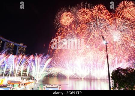 Feu d'artifice lors de CNY à Singapour Banque D'Images