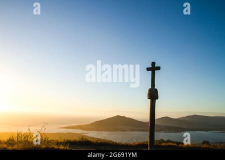 Calvaire connu sous le nom de Cruzeiro de Santo Antao dans le nord du Portugal avec vue sur l'estuaire du fleuve Minho et la frontière avec l'Espagne Banque D'Images