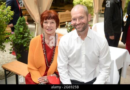 Munich, Allemagne. 04e juillet 2021. Regina Ziegler, (l) producteur de films Ziegler film et James Farrell, vice-président des originaux locaux, se présentent au petit déjeuner de presse Amazon Studios au Festival international du film de Munich, dans le café en plein air de la Hofbräukeller à Wiener Platz. Filmfest München aura lieu dans la capitale de l'État de 1.7.2021 à 10.7.2021. Credit: Felix Hörhager/dpa/Alay Live News Banque D'Images