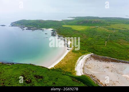 Le tombolo des plages jumelles ou l'isthme sablonneux dans un Doirlinn à côté de l'île Eilean Garbh à l'extrémité nord de l'île de Gigha, la péninsule de Kintyre, Argyll & Bute, Banque D'Images