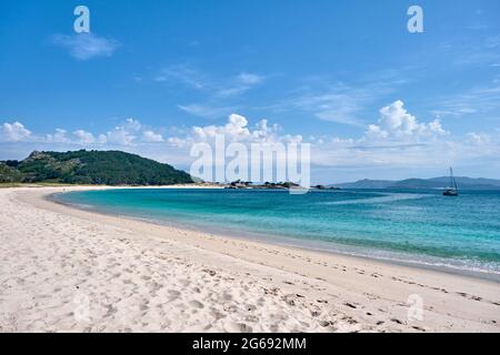 Plage de Rodas dans la réserve naturelle des Îles Cies, sable blanc et eau turquoise claire. Parc national des îles de l'Atlantique de Galice, Espagne. Banque D'Images