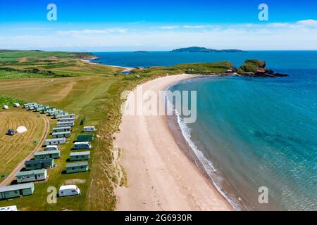 Vue aérienne depuis le drone de Dunaverty Bay Beach sur la péninsule de Kintyre, Southend, Argyll et Bute, Écosse, Royaume-Uni Banque D'Images