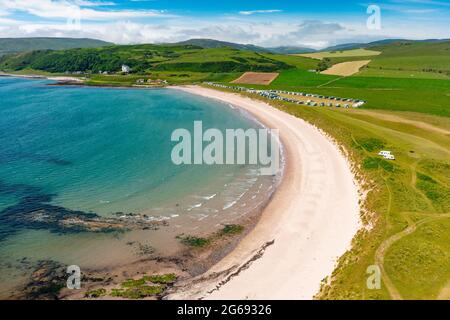 Vue aérienne depuis le drone de Dunaverty Bay Beach sur la péninsule de Kintyre, Southend, Argyll et Bute, Écosse, Royaume-Uni Banque D'Images