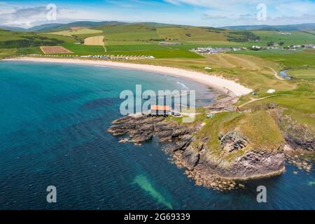 Vue aérienne de drone de Dunaverty Rock sur Dunaverty Bay Beach sur la péninsule de Kintyre, Southend, Argyll et Bute, Écosse, Royaume-Uni Banque D'Images