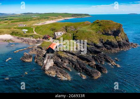 Vue aérienne de drone de Dunaverty Rock sur Dunaverty Bay Beach sur la péninsule de Kintyre, Southend, Argyll et Bute, Écosse, Royaume-Uni Banque D'Images