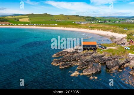 Vue aérienne de drone de Dunaverty Rock sur Dunaverty Bay Beach sur la péninsule de Kintyre, Southend, Argyll et Bute, Écosse, Royaume-Uni Banque D'Images