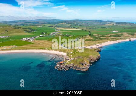 Vue aérienne de drone de Dunaverty Rock sur Dunaverty Bay Beach sur la péninsule de Kintyre, Southend, Argyll et Bute, Écosse, Royaume-Uni Banque D'Images