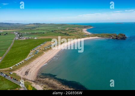 Vue aérienne depuis le drone de Dunaverty Bay Beach sur la péninsule de Kintyre, Southend, Argyll et Bute, Écosse, Royaume-Uni Banque D'Images