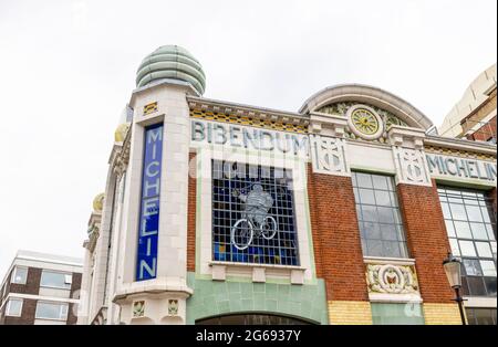 Vue extérieure sur Bibendum, un restaurant dans le bâtiment historique art déco Michelin House à Fulham Road, Kensington & Chelsea, Londres SW3 Banque D'Images