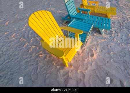 chaises adirondack sur la plage Banque D'Images