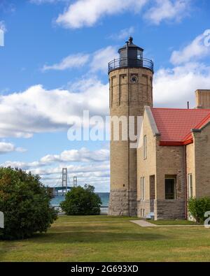 Le phare historique de Old Mackinac point est toujours à l'affût du détroit tréfide Mackinac, mais seulement comme un parc d'État du Michigan. Le Mackinac Banque D'Images