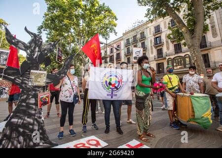 Barcelone, Catalogne, Espagne. 3 juillet 2021. Le manifestant est vu parler en microphone.le samedi 3 juillet, jour marqué par des manifestations dans les principales villes du Brésil contre le président brésilien, Jair Bolsonaro. Les Brésiliens situés à Barcelone ont organisé une manifestation sur les Ramblas de Barcelone pour se joindre aux manifestations de leur pays natal Credit: Thiago Prudencio/DAX/ZUMA Wire/Alay Live News Banque D'Images