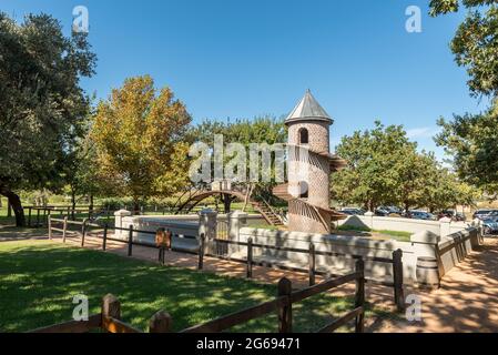 PAARL, AFRIQUE DU SUD - 17 AVRIL 2021 : la tour et le pont de chèvre à Fairview près de Paarl dans la province du Cap occidental Banque D'Images