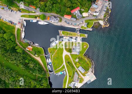 Vue aérienne depuis le drone du canal de Crinan à Crinan à Argyll & Bute, Écosse, Royaume-Uni Banque D'Images