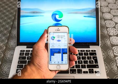 Barcelone, Catalogne, Espagne. 2 juillet 2021. Dans cette illustration, une application Microsoft Edge dans l'App Store s'affiche sur l'écran d'un smartphone avec un navigateur Web Microsoft Edge affiché sur un ordinateur portable en arrière-plan. Credit: Thiago Prudencio/DAX/ZUMA Wire/Alay Live News Banque D'Images