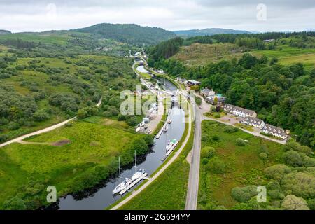 Vue aérienne du drone du canal de Crinan au village de Cairnbaan à Argyll & Bute, Écosse, Royaume-Uni Banque D'Images