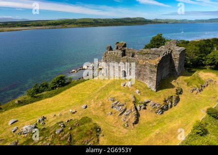 Vue aérienne depuis le drone de Castle Sween sur les rives du Loch Sween à Argyll & Bute, Écosse, Royaume-Uni Banque D'Images