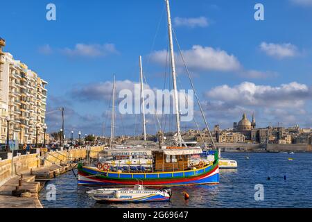Sliema, Valletta, Malte - 13 octobre 2019 : bateaux de croisière dans le port de Marmsamxett, au bord de l'eau de Sliema et à la ville de la Valette. Banque D'Images
