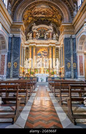 Rome, Latium, Italie - 27 août 2020 : Église des Saints noms de Jésus et Marie (Chiesa dei Santi Nomi di Gesu e Maria) intérieur baroque Banque D'Images