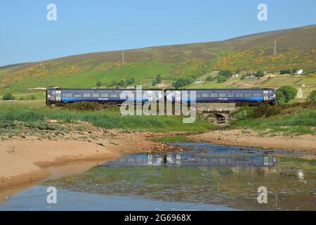 Un train ScotRail d'Inverness à Thurso traversant le pont Culgower Burn sur la côte est de l'Écosse Banque D'Images