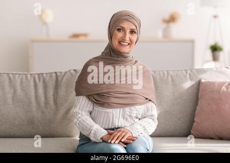 Gai senior islamique Femme posant souriant à la caméra à la maison Banque D'Images