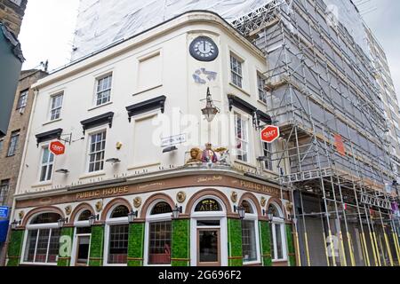 Vue extérieure du pub Craft Beer Co à l'angle de Leather Lane et Hatton Wall à Londres, Angleterre KATHY DEWITT Banque D'Images