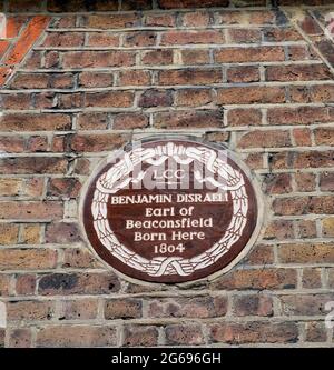 Plaque murale en céramique brune LCC London County Council Benjamin Disraeli 'Earl of Beaconsfield Born here 1804' London Englan UK KATHY DEWITT Banque D'Images