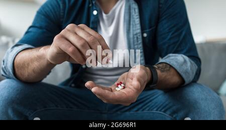 Problèmes mentaux, solitaire, douleur, surdose, suicide, médicaments et dépression profonde masculine à la maison, covid-19 Banque D'Images