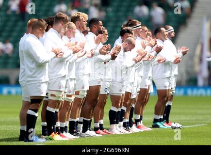 L'Angleterre applaudit le personnel du NHS et les travailleurs clés avant le match de la série d'été au stade de Twickenham, à Londres. Date de la photo: Dimanche 4 juillet 2021. Banque D'Images