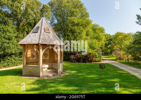 Le mémorial de 2017 dans le domaine du château de Sherborne marquant 400 ans de propriété continue de la famille Wingfield-Digby, Dorset, Angleterre, Royaume-Uni Banque D'Images