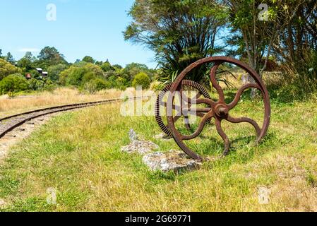 Vieilles machines dans une batterie d'estampage déserte à Karangahake, péninsule de Coromandel en Nouvelle-Zélande Banque D'Images