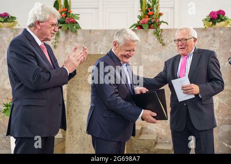 04 juillet 2021, Hessen, Francfort-sur-le-main: L'ancien Président fédéral Joachim Gauck (au centre) recevra le Prix Franz Werfel des droits de l'homme 2021 de Christean Wagner (à droite), Président du Centre de la Fondation contre les expulsions, et Volker Bouffier (tous deux CDU), Premier Ministre de Hesse, dans la Paulskirche. Selon le jury, le prix, qui est doté de 10,000 euros, est destiné à honorer les nombreuses années d'engagement de Gauck, qui a également dénoncé la violation des droits de l'homme par le génocide, l'expulsion et le génocide en tant que Président fédéral. Photo: Frank Rumpenhorst/dpa Banque D'Images