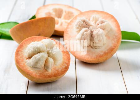 Moitié Santol sur fond de bois, Santol a le goût aigre et le milieu de santol est plus doux. C'est un fruit très célèbre de la province de Lophuri. THAÏLANDE Banque D'Images