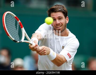 (210704) -- LONDRES, le 4 juillet 2021 (Xinhua) -- Cameron Norrie de Grande-Bretagne retourne le ballon lors du troisième tour des singles hommes contre Roger Federer de Suisse au championnat de tennis de Wimbledon à Londres, en Grande-Bretagne, le 3 juillet 2021. (Xinhua/Han Yan) Banque D'Images