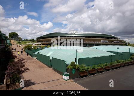 Vue sur les courts extérieurs du nord vers le court n° 1 avec les couvertures en place le dimanche milieu de Wimbledon au All England Lawn tennis and Croquet Club, Wimbledon. Date de la photo: Dimanche 4 juillet 2021. Banque D'Images