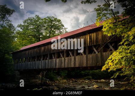 Pont couvert d'Albany dans les montagnes blanches Banque D'Images