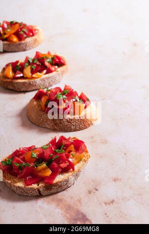 Bruschetta maison aux tomates cerises sur fond de marbre rose Banque D'Images