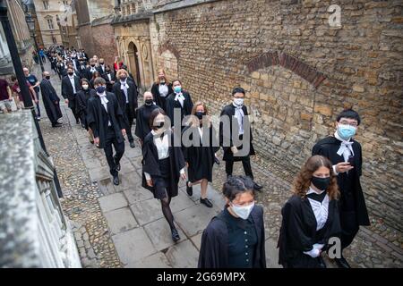 La photo datée du 3 juillet 2021 montre des étudiants du Churchill College Cambridge le samedi matin, le jour de leur remise des diplômes, qui est revenu cette semaine après l'annulation de la cérémonie l'an dernier en raison de la pandémie du coronavirus. Des étudiants vêtus de robes noires lors des cérémonies traditionnelles de remise des diplômes de l'Université de Cambridge ont eu lieu, après avoir été annulés l'année dernière en raison de la pandémie du coronavirus. Les étudiants ont défilé dans la Chambre du Sénat historique pour recueillir leurs diplômes de la prestigieuse université. Normalement, la famille et les amis assisteraient à la cérémonie à l'intérieur de la Chambre du Sénat, mais cette oui Banque D'Images