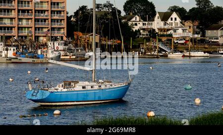 NORWALK, CT, États-Unis - 25 JUIN 2021 : lumières du soir sur les bateaux et vue depuis Veterans Memorial Park et Marina Banque D'Images