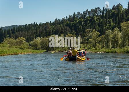 Descente en rafting de Dunajec en Pologne et en Slovaquie Banque D'Images